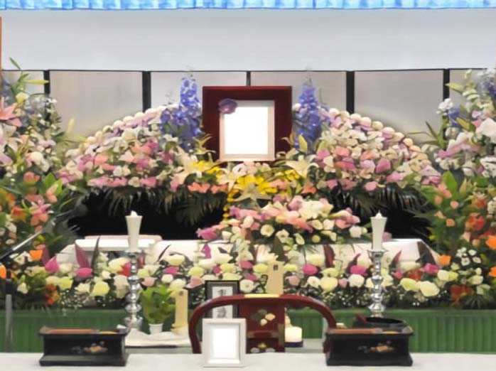 可憐で上品な花に包まれた祭壇 イメージ画像