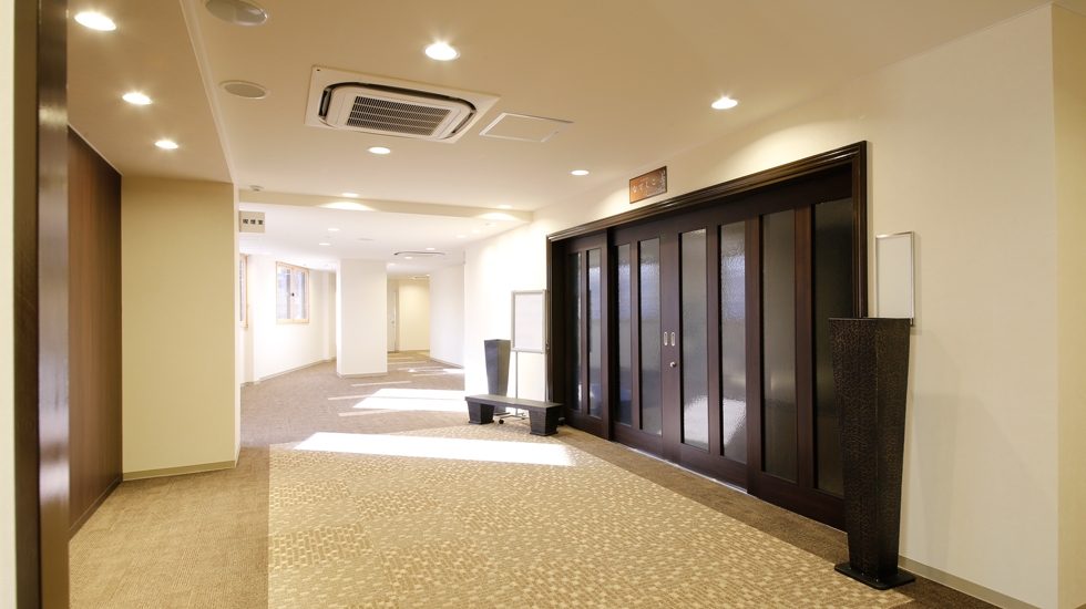 南大阪祭典のホールの入り口・廊下などの写真。明るい陽の光が差し込む館内。