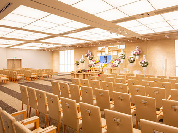 平塚斎場の葬儀式場の内観。300名を収容できる大型式場で大きく豪華な祭壇を設置することができる