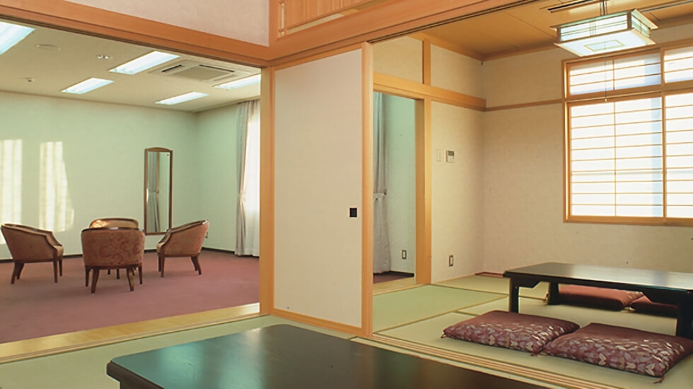 青山セレモニーホールの控室の写真。遺族控室が2室、寺院控室が2室用意されている