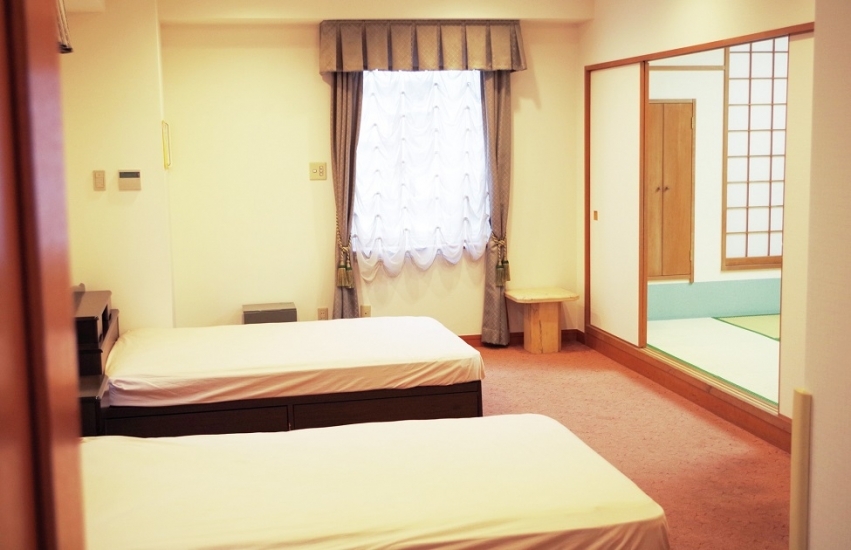 エヴァホール川崎の親族控室。宿泊用のベッドが置かれており、宿泊は5～7名の対応が可能