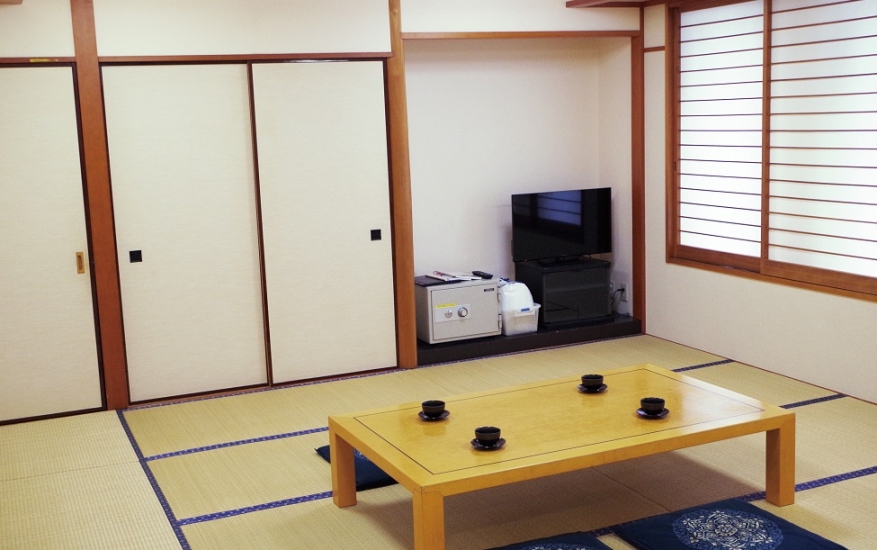 エヴァホール津田山の親族控室は10名が収容可能の中規模な控室。畳敷きの和室で金庫も完備している