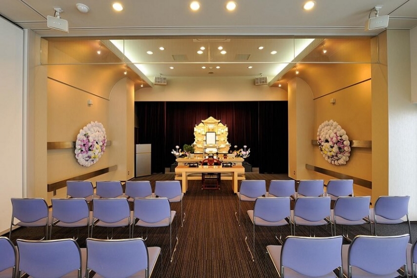 セレモニーホール富士の葬儀式場「箱根ホール」の写真。座席数24席で家族葬に最適な小規模なホール