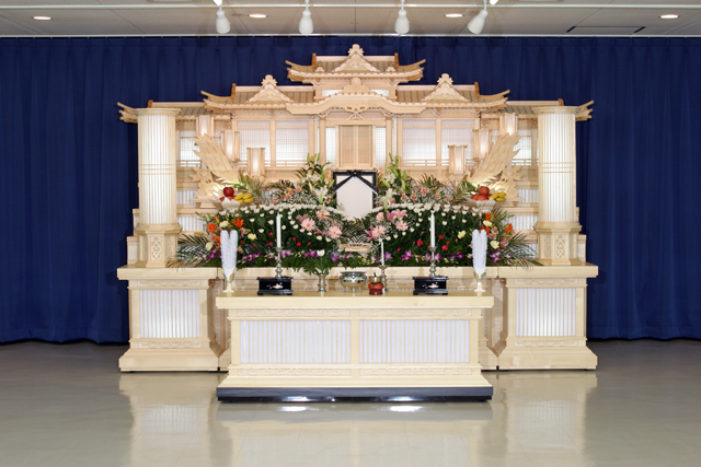 判田台会館の大規模な葬儀式場。30名以上の参列者に対応。白木祭壇の他にも生花祭壇も可能
