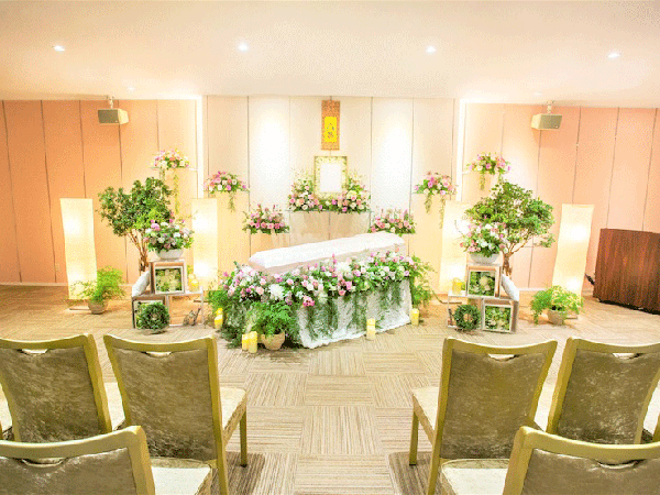 天国社姪浜会館の葬儀式場。20名程度の葬儀に対応する家族葬専用のホールで、華やかな生花が飾られている