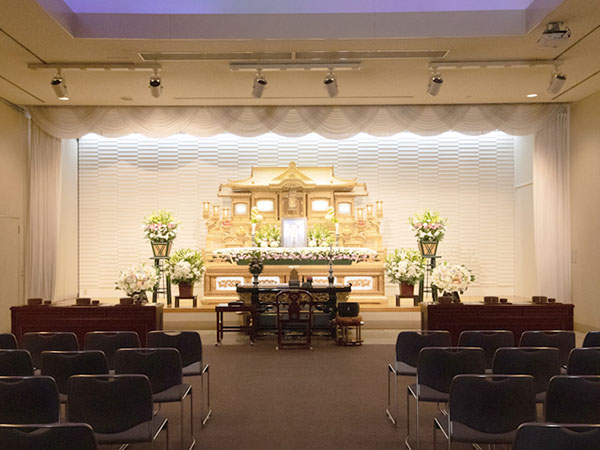 シティ・ホール呉中央の葬儀式場「雲海の間」。150名程度の葬儀にも対応可能で社葬など参列者の多い葬儀も可能