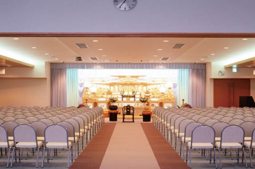 静岡県袋井市にある民営の葬儀式場「紫苑会館」の葬儀式場の内観