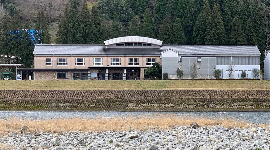 人吉市矢黒町にある民営斎場「愛掌殿くま川」の外観です