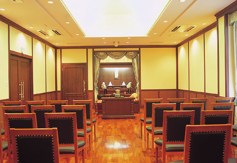 東松山メモリードホールの葬儀式場の内観。2つある式場のうちの小さい式場で法事法要にも利用できる