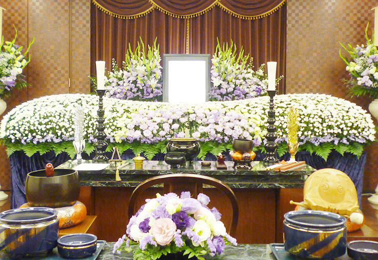 桐生メモリードホールの葬儀での祭壇。生花が葬儀を華やかにいどろっている