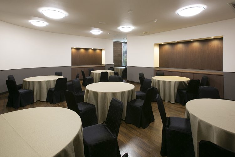 玉泉院南熊本本館の会食室、円テーブルは参列者の距離感を縮みます