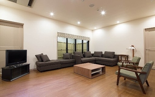 玉泉院南熊本本館の親族控室、ソファとテレビがあり、自宅にいるような雰囲気です