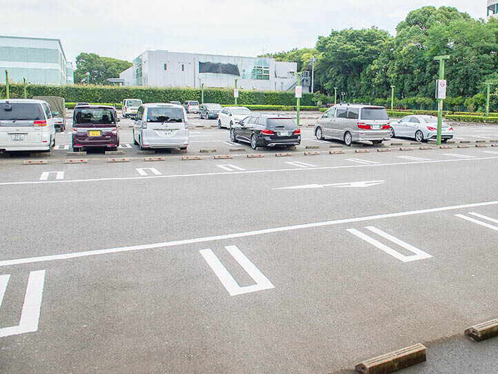 臨海斎場の駐車場の外観写真。約100台の自家用車を駐車できる広さがある