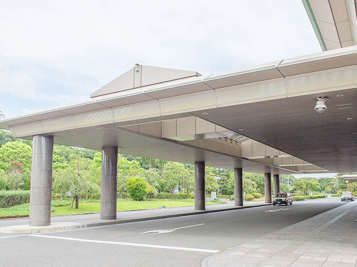 東京都大田区にある公営斎場「臨海斎場」の外観写真。エントランスには広めの車寄せがあり、入口前までタクシーを乗り付けることができる