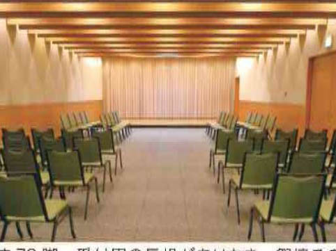 臨海斎場の葬儀式場の内観。70脚の椅子と受付用の長机が完備されている