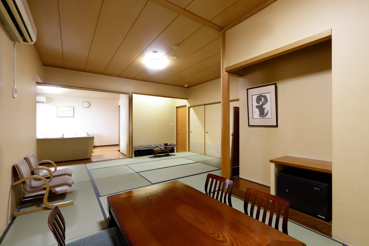 アウラ緑町会館の親族控え室の内観写真。畳敷きの和室でゆっくりと足を伸ばしてくつろげる