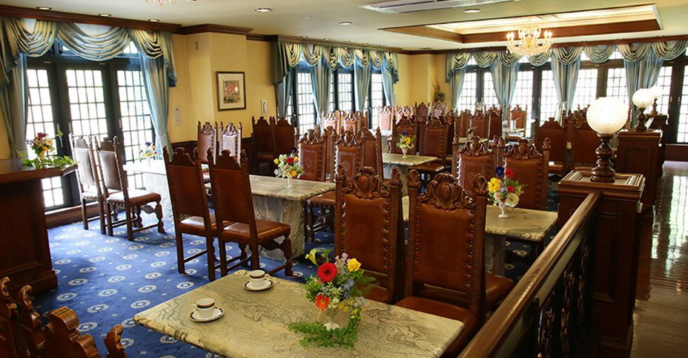 メモリード高崎典礼会館のラウンジの内観。座れる椅子席が多く用意されている