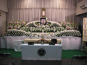 麻布葬祭が行う葬儀の花祭壇。豊かなフラワーアレンジメントが美しい