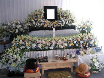 麻布葬祭が行う家族葬で使われる祭壇。コンパクトにまとまった祭壇