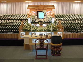 麻布葬祭が行う葬儀の白木祭壇。伝統的で荘厳なスタイルの葬儀
