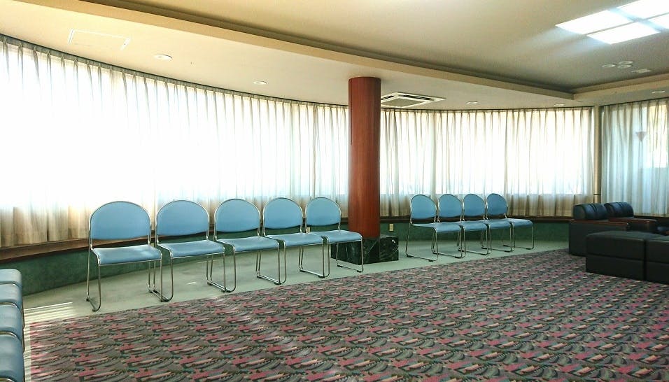 法要庵 吉備会館の待合ホールの内観写真。椅子席が用意されている