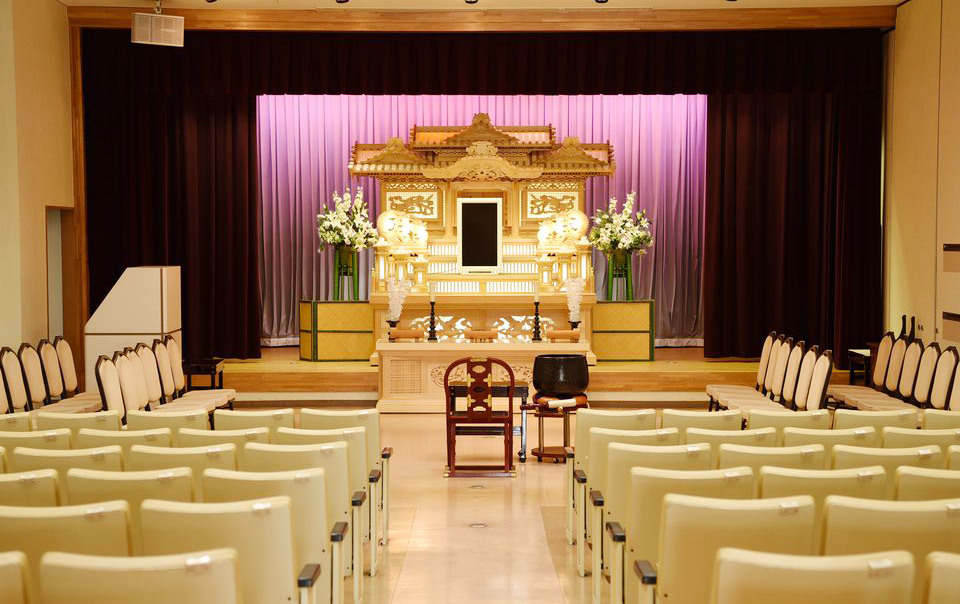 津斎奉閣の葬儀式場「養老」の内観写真。少人数から50名ほどが定員で小規模葬儀や家族葬などに対応している