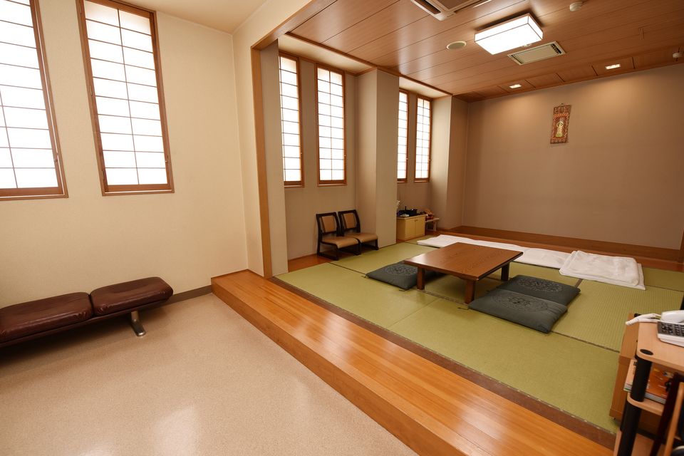 津斎奉閣の安置室の内観写真。室内に宿泊用の寝具も用意されている