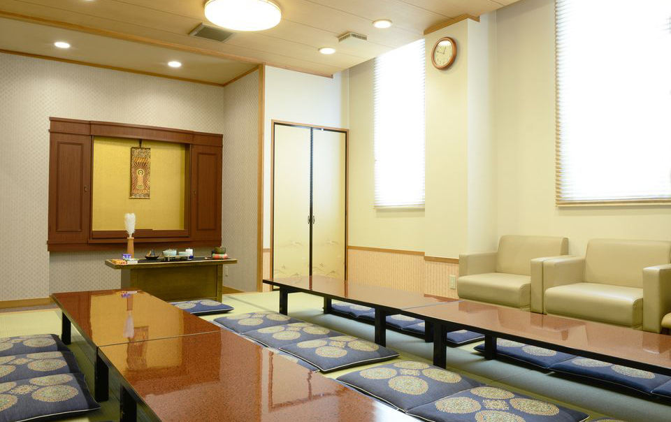 久居斎奉閣の遺族控室の内観写真。浴室を完備しておりアメニティグッズも充実している