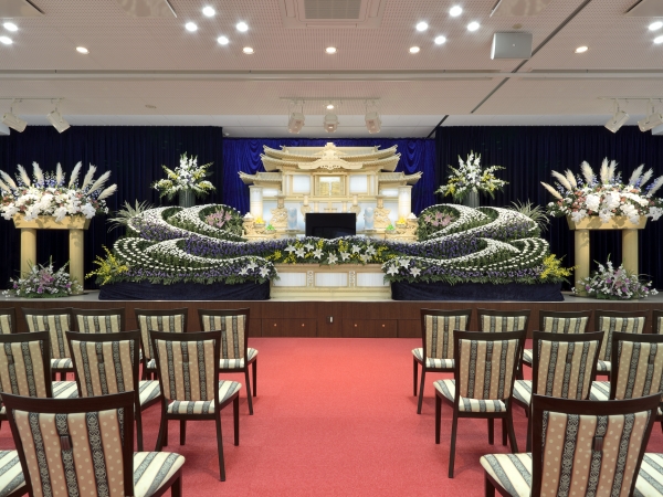 八尾市内の民営斎場「八光殿八尾中央」の葬儀式場の内観写真。豪華な祭壇が用意されている