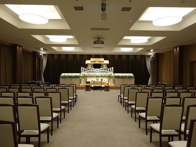 千葉市美浜区にある民営斎場「美浜儀式殿」の葬儀式場の内観。