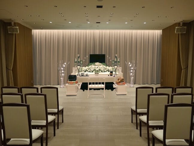 千葉市美浜区にある民営斎場「美浜儀式殿」の葬儀式場の内観。千葉県内で初めてとなるプロジェクションマッピングを導入した式場