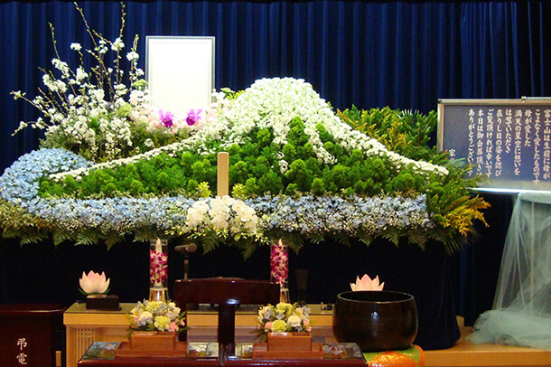 川崎市にある民営の葬儀場「平安会館みぞのくち」で行う葬儀の生花祭壇
