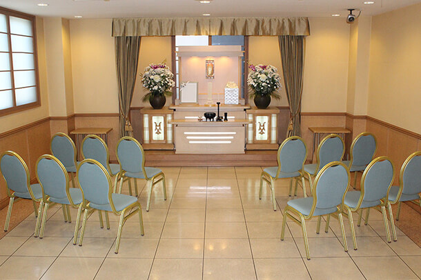 川崎市にある民営の葬儀場「平安会館みぞのくち」の法要室・会食室。貸し切りで利用できる