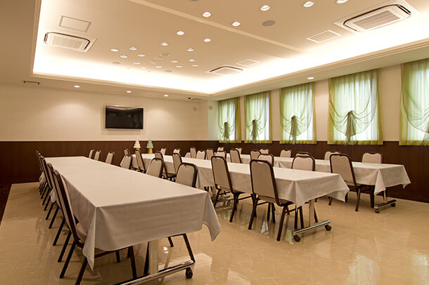 川崎市にある民営の葬儀場「平安会館たま」の会食場。法事・法要で利用可能な椅子・テーブル席
