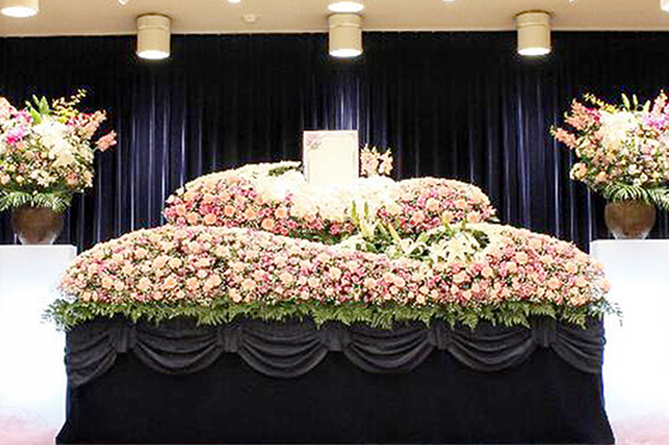 川崎市にある民営の葬儀場「平安会館たま」の葬儀式場。美しい生花祭壇