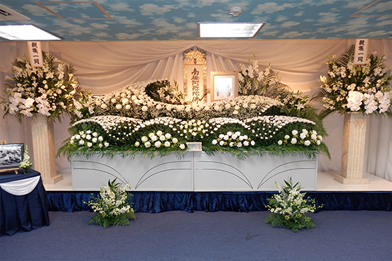 愛ホールの葬儀プラン「プラン80」の祭壇。80万円で行える葬儀で家族・親族だけでなく一般の参列も可能