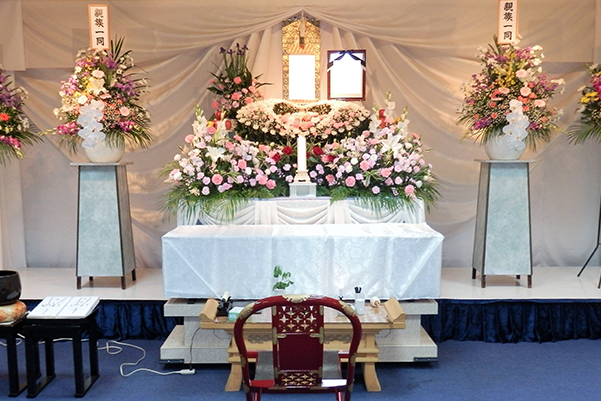 愛ホールの葬儀プラン「プラン55」の祭壇。家族葬を55万円で行える