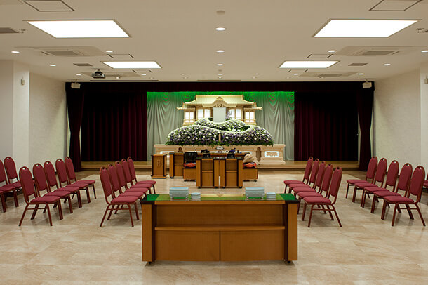 川崎市にある民営の葬儀場「平安会館さいわい」の1階葬儀場の内観写真。家族葬に最適