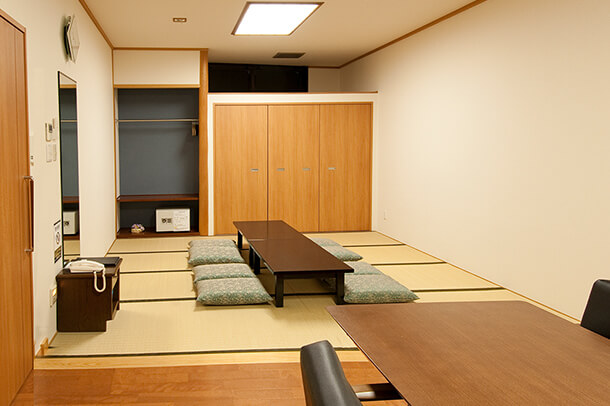 川崎市にある民営の葬儀場「平安会館さいわい」の親族控室の内観写真。畳敷きの和室で落ち着いた雰囲気