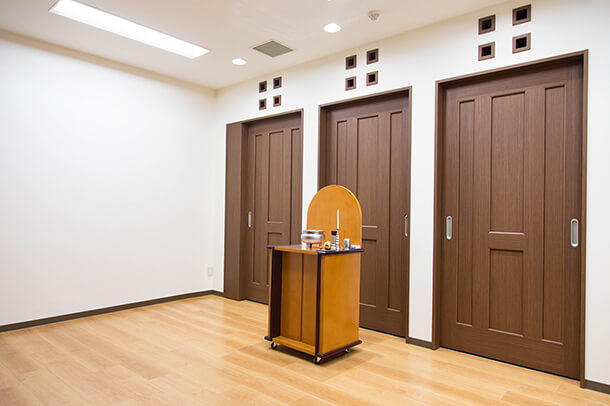 川崎市にある民営葬儀場「平安会館わたりだ」の安置室の内観。故人の遺体を葬儀までの間保管してくれる