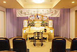 岩手県盛岡市にある民営斎場「北山浄光会館」の葬儀式場「滋光」の内観写真。約26畳の大広間で親族控え室とキッチン、バス、休憩室が完備されている