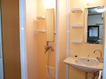 岩手県盛岡市にある民営斎場「浄光の間」の洗面所・シャワールームの内観。シャンプーやリンス、ボディソープなどのアメニティグッズも完備