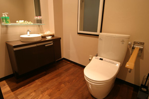 横浜市都筑区にある民営斎場「フューネラルリビング横浜」のトイレの内観。車椅子でも入れる広さを備えている
