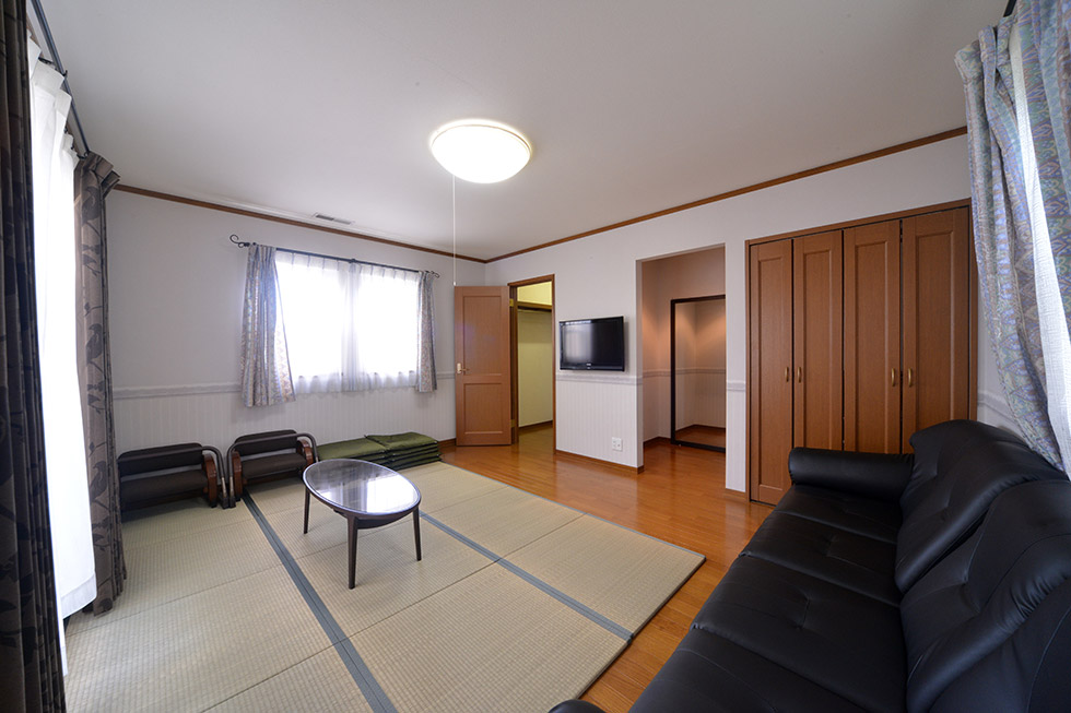 京都府八幡市にある民営斎場「ゲストハウス五番館」の洋室の内観。大型の収納・クローゼットを完備している