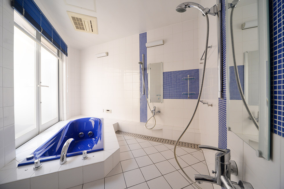 京都府八幡市にある民営斎場「ゲストハウス五番館」の浴室の内観。大きめのバスタブがあり疲れを癒せる