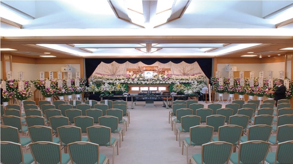 はまつ斎苑の葬儀式場の内観。栃木県宇都宮市にある民営葬儀場で、30～200名が参列できる広さがある。