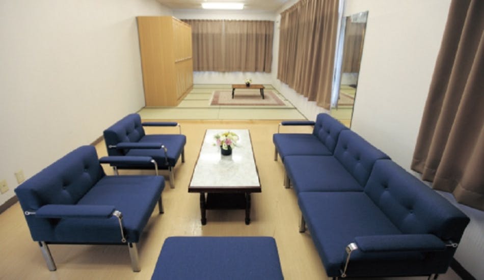 さくらホール（栃木県宇都宮市にある民営の葬儀場）の親族控え室の内観。宿泊設備や宗教者用の控室も兼ねている
