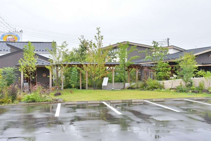 ダイリン 鴻巣会館（埼玉県鴻巣市の民営葬儀場）の駐車場の外観。20台まで駐車が可能